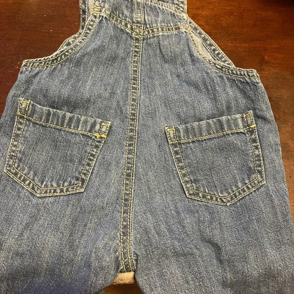 3/$12 kids jean overalls gently used in great condition. Bundle 3 or more $7🎉 - Picture 6 of 10